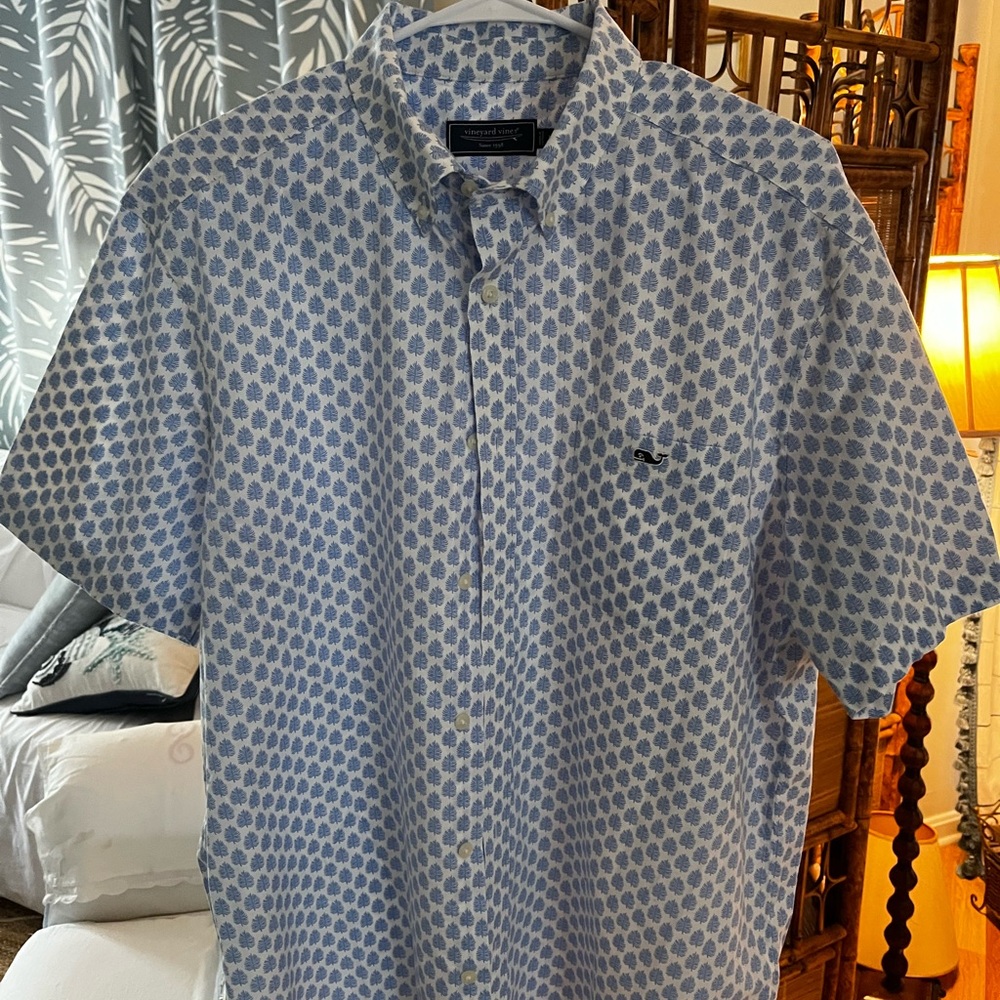 Vineyard Vines Blue and White Patterned Shirt size L